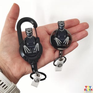 Porte-clés shaker personnalisé, enrouleur de badge rétractable avec fil d'acier durable - Cadeau pour porte-carte d'identité d'infirmière et de médecin figurine personnalisée