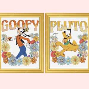 Puede incluir: Dos patrones de punto de cruz enmarcados con personajes de Disney. El marco izquierdo muestra a Goofy con un suéter naranja y pantalones azules, rodeado de flores coloridas con el texto GOOFY. El marco derecho muestra a Pluto rodeado de flores con el texto PLUTO.