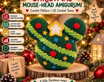 Może przedstawiać: Wzór szydełkowy na amigurumi w kształcie głowy myszy świątecznej, z ciemnozieloną głową w jasnozielone ukośne paski, czerwonymi okrągłymi ozdobami oraz małymi żółtymi i niebieskimi gwiazdkami. Na szczycie znajduje się biała gwiazda.