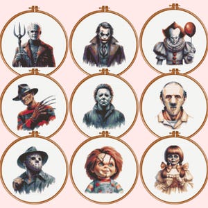 Könnte beinhalten: Neun runde hölzerne Stickrahmen mit Kreuzstich-Porträts von Horrorfilm-Charakteren, darunter Pinhead, der Joker, Pennywise, Freddy Krueger, Michael Myers, Leatherface, Jason Voorhees, Chucky und Annabelle.