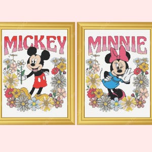 Könnte beinhalten: Zwei gerahmte Kreuzstichmuster mit Mickey und Minnie Mouse. Der linke Rahmen zeigt Mickey mit dem Text MICKEY über einer Blumenbordüre. Der rechte Rahmen zeigt Minnie mit dem Text MINNIE über einer Blumenbordüre. Beide Designs verwenden farbigen Faden auf weißem Stoff in goldfarbenen Rahmen.