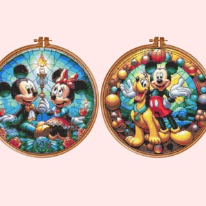 Könnte beinhalten: Zwei runde Stickrahmen aus Holz mit Kreuzstichmotiven. Der linke Rahmen zeigt Mickey und Minnie Mouse vor einem blauen Buntglas-Hintergrund. Der rechte Rahmen zeigt Mickey Mouse und Pluto vor einem farbenfrohen, kreisförmigen Hintergrund.