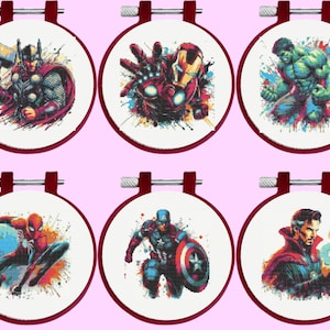 Può includere: Sei telai da ricamo circolari contenenti pannelli in tessuto a punto croce. Ogni pannello presenta una colorata illustrazione in stile acquerello di un supereroe, tra cui Thor, Iron Man, Hulk, Spider-Man, Captain America e Doctor Strange.