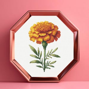 Può includere: Uno schema di punto croce di un singolo fiore di calendula con petali gialli e foglie verdi. Il fiore è in fiore e lo stelo è lungo e sottile.