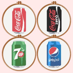 Pode incluir: Quatro aros bordados apresentam desenhos de latas de refrigerante. No canto superior esquerdo, uma lata vermelha de Coca-Cola, e no canto superior direito, uma lata preta de Coca-Cola Zero. No canto inferior esquerdo, uma lata verde de 7 Up, e no canto inferior direito, uma lata azul de Pepsi.