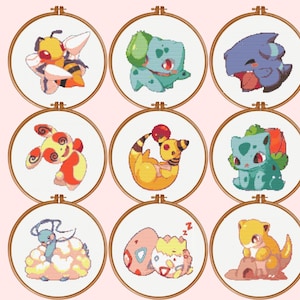 Puede incluir: Nueve aros de bordado de punto de cruz con personajes de dibujos animados coloridos. Cada diseño está colocado en un aro de madera redondo. Los personajes incluyen una abeja, una criatura verde parecida a una planta, una criatura azul y roja, y otros.