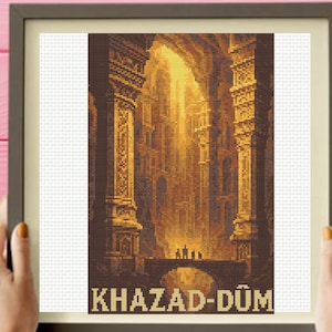 Peut inclure: Un motif de point de croix encadré représentant une scène architecturale détaillée avec de hautes colonnes ornées et un pont central. Le design utilise des tons marron et or pour illustrer un espace caverneux, avec le texte KHAZAD-DÛM en bas.