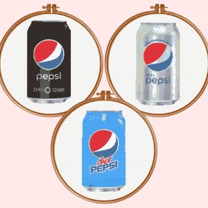 Puede incluir: Tres latas de Pepsi diferentes, cada una con un sabor diferente. Las latas están en un círculo, con el logotipo de Pepsi y el nombre del sabor visible en cada lata. Las latas están sobre un fondo blanco.