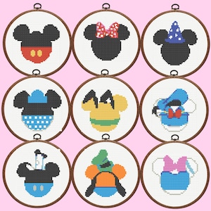 Puede incluir: Nueve bastidores de bordado circulares de madera que contienen patrones de punto de cruz de varias siluetas de personajes de dibujos animados. Cada bastidor presenta un diseño único, incluyendo orejas con sombreros, lazos y trajes coloridos.