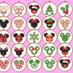 Puede incluir: Una colección de veinticinco bastidores de bordado circulares con patrones de punto de cruz de siluetas de Mickey Mouse con temática navideña, incluyendo árboles, copos de nieve, bastones de caramelo, pan de jengibre y gorros de Papá Noel.