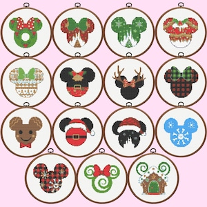 Puede incluir: Una colección de catorce bastidores de bordado circulares de madera que contienen patrones de punto de cruz de siluetas de Mickey Mouse. Los diseños presentan varios temas festivos, incluyendo coronas navideñas, pan de jengibre, astas de reno, gorros de Papá Noel y patrones de cuadros.