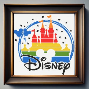 Könnte beinhalten: Ein gerahmtes Kreuzstichmuster mit einer farbenfrohen Schloss-Silhouette mit Regenbogenverlauf, einem blauen Mickey-Maus-Ballonbündel und dem schwarzen Disney-Logo. Das Design befindet sich auf weißem Hintergrund in einem dunklen Rahmen.
