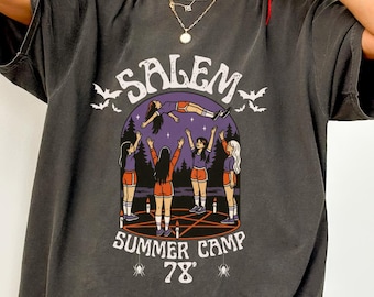Comfort Colors® Salem Summer Camp Shirt, gruseliges Mädchen Sommer Halloween Shirt, Horrorfilm Fan T-Shirt, lustiges Halloween Shirt, gruselige Vibes Shirt