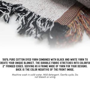 Pu&ograve; includere: Una coperta in cotone intrecciato con filati bianchi e neri e bordi sfrangiati multicolori. Il testo recita: 100% PURE COTTON DYED YARN COMBINED WITH BLACK AND WHITE YARN TO CREATE YOUR UNIQUE BLANKET. THE DURABLE FABRIC STRETCHES INTO COLORFUL 2" FRINGED EDGES, SERVING AS A FRAME MADE OF YARN FOR YOUR DESIGNS. BACK IS THE COLOR NEGATIVE OF THE FRONT IMAGE. Machine wash in cold water. Mild detergent. Gentle cycle. Do not bleach or wring.