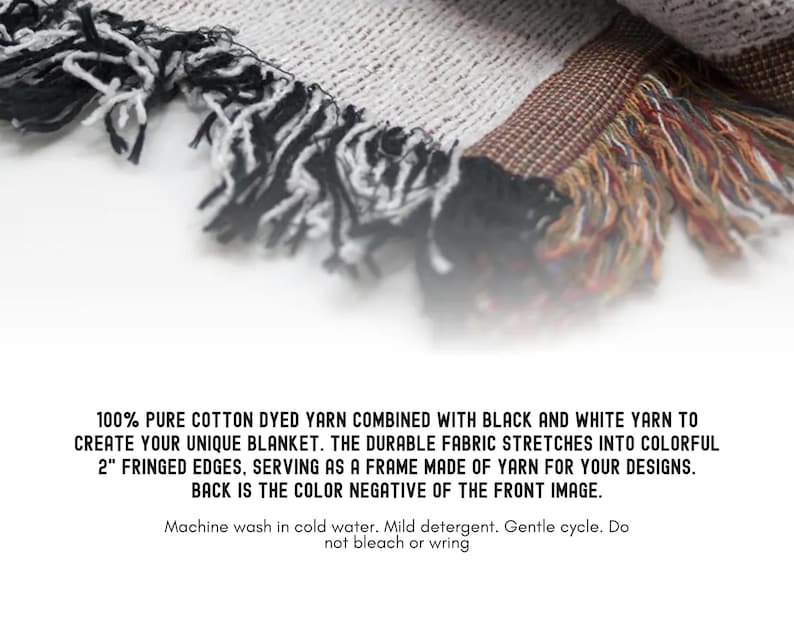 Pu&ograve; includere: Una coperta in cotone intrecciato con filati bianchi e neri e bordi sfrangiati multicolori. Il testo recita: 100% PURE COTTON DYED YARN COMBINED WITH BLACK AND WHITE YARN TO CREATE YOUR UNIQUE BLANKET. THE DURABLE FABRIC STRETCHES INTO COLORFUL 2" FRINGED EDGES, SERVING AS A FRAME MADE OF YARN FOR YOUR DESIGNS. BACK IS THE COLOR NEGATIVE OF THE FRONT IMAGE. Machine wash in cold water. Mild detergent. Gentle cycle. Do not bleach or wring.