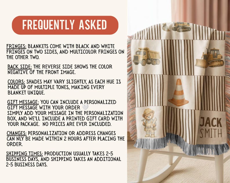 Pu&ograve; includere: Una coperta tessuta con un motivo a griglia che presenta illustrazioni di veicoli da cantiere, un cono stradale e un orsacchiotto con elmetto. La coperta riporta il nome JACK SMITH e presenta frange multicolori sul bordo inferiore.