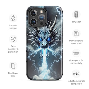 Puede incluir: Funda de teléfono con una ilustración detallada de un dragón azul y blanco que respira rayos. La funda tiene un diseño de doble capa y es resistente a los impactos. Es compatible con cargadores de inducción y tiene puertos abiertos para la conectividad.