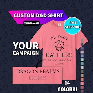 Könnte beinhalten: Ein korallenfarbenes T-Shirt mit dem Text "THE PARTY GATHERS DRAGON REALMS EST. 2025" und einem geometrischen Design. Das Bild enthält auch den Text "CUSTOM D&D SHIRT" und "YOUR CAMPAIGN". Das Bild zeigt 14 Farboptionen.