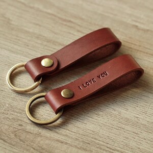 Porte-clés en cuir personnalisé - Cadeau parfait pour les anniversaires, les anniversaires, la Saint-Valentin ou la fête des pères.