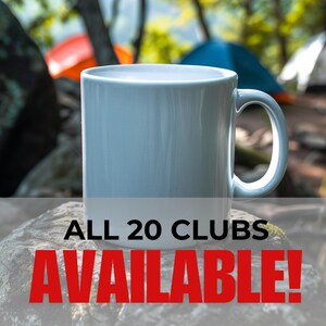 Puede incluir: Una taza de cer&aacute;mica azul claro con un asa curva, colocada sobre una roca. El texto "ALL 20 CLUBS AVAILABLE!" se muestra en negro y rojo. El fondo muestra tiendas de campa&ntilde;a y &aacute;rboles borrosos.