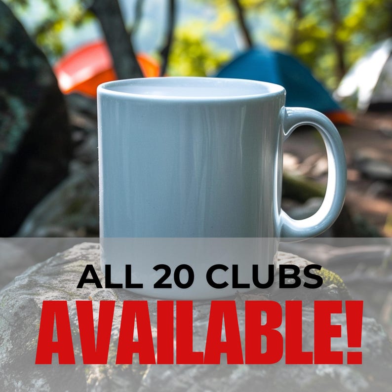 Puede incluir: Una taza de cer&aacute;mica azul claro con un asa curva, colocada sobre una roca. El texto "ALL 20 CLUBS AVAILABLE!" se muestra en negro y rojo. El fondo muestra tiendas de campa&ntilde;a y &aacute;rboles borrosos.