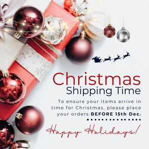 Puede incluir: Imagen navide&ntilde;a con cajas de regalo rojas, adornos y el texto "Christmas Shipping Time". La imagen incluye una silueta del trineo de Pap&aacute; Noel y las palabras "Happy Holidays!"