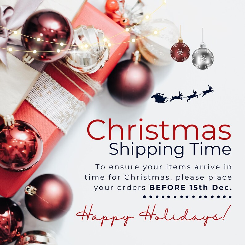 Puede incluir: Imagen navide&ntilde;a con cajas de regalo rojas, adornos y el texto "Christmas Shipping Time". La imagen incluye una silueta del trineo de Pap&aacute; Noel y las palabras "Happy Holidays!"