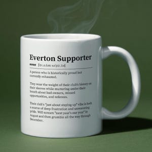 Puede incluir: Taza de cerámica blanca con una definición en blanco y negro de "Everton Supporter". La definición dice: "Una persona que está históricamente orgullosa pero actualmente agotada. Llevan el peso de la historia de su club en sus mangas mientras murmuran en voz baja sobre los malos dueños, las oportunidades perdidas y los árbitros. El "casi se mantiene arriba" de su club es a la vez una fuente de profunda frustración y orgullo inquebrantable. Gritarán "el próximo año es nuestro año" en agosto y luego refunfuñarán todo diciembre."