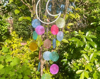 Flerfärgad vindklocka i form av ett snäckskal i Cadiz med halvmåneformad hängare.