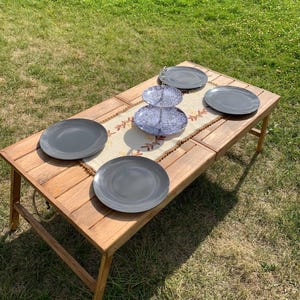 Mesa de camping rústica plegable de madera, hecha a mano con pino natural, mesa bohemia portátil para picnics y actividades al aire libre.