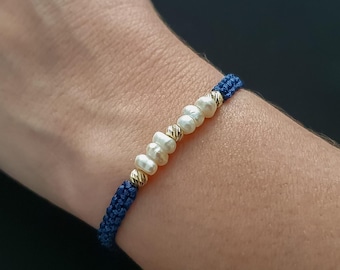 Bracelet de perles, bracelet en macramé bleu marine de perles d'or massif 14 carats, bracelet bohème chic réglable, bracelet cadeau pour elle, bracelet de perles pour maman