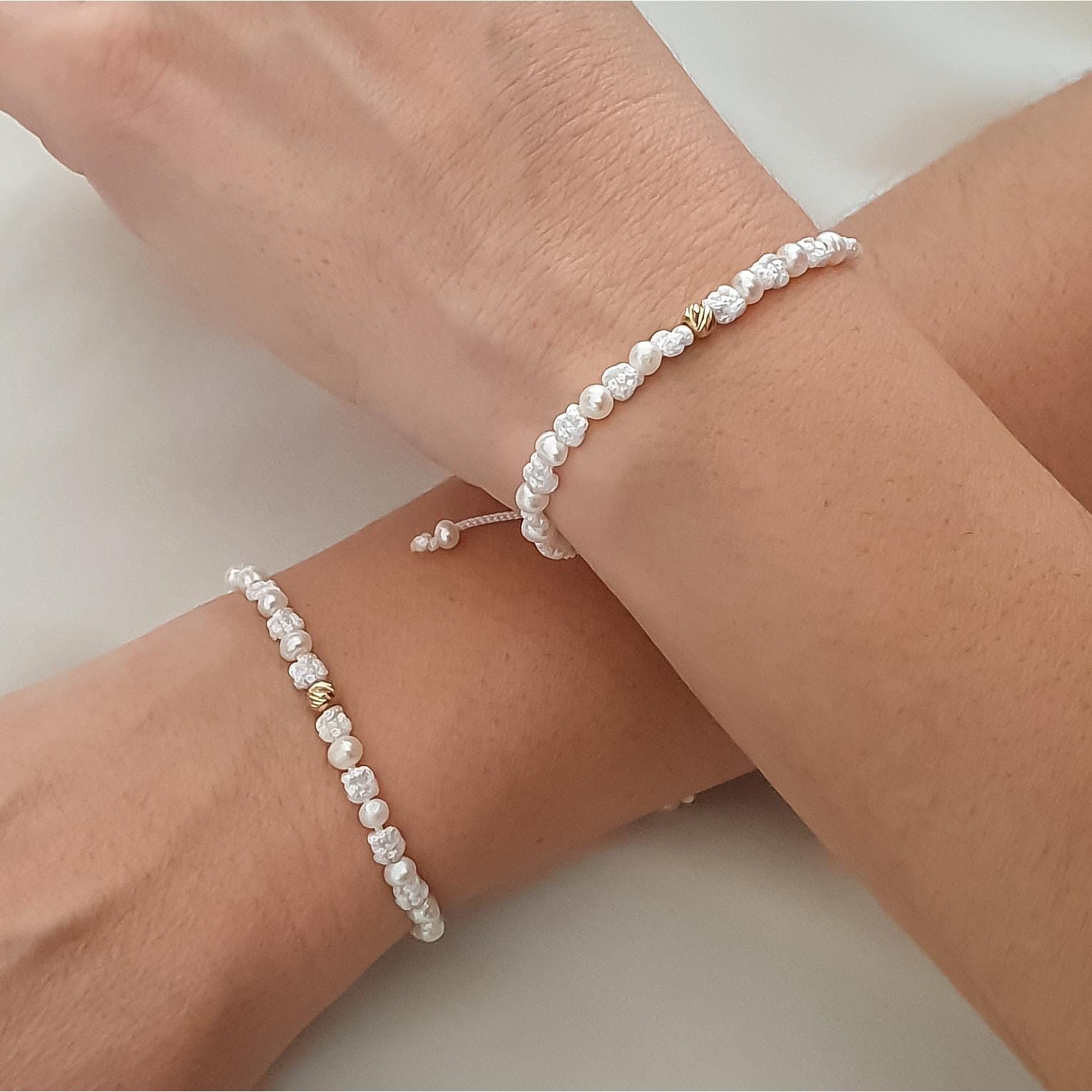 Ensemble de bracelets de perles mère-fille avec perle en or 14 carats, cadeau symbolique assorti pour mariage, fiançailles, bijoux blancs minimalistes faits main,