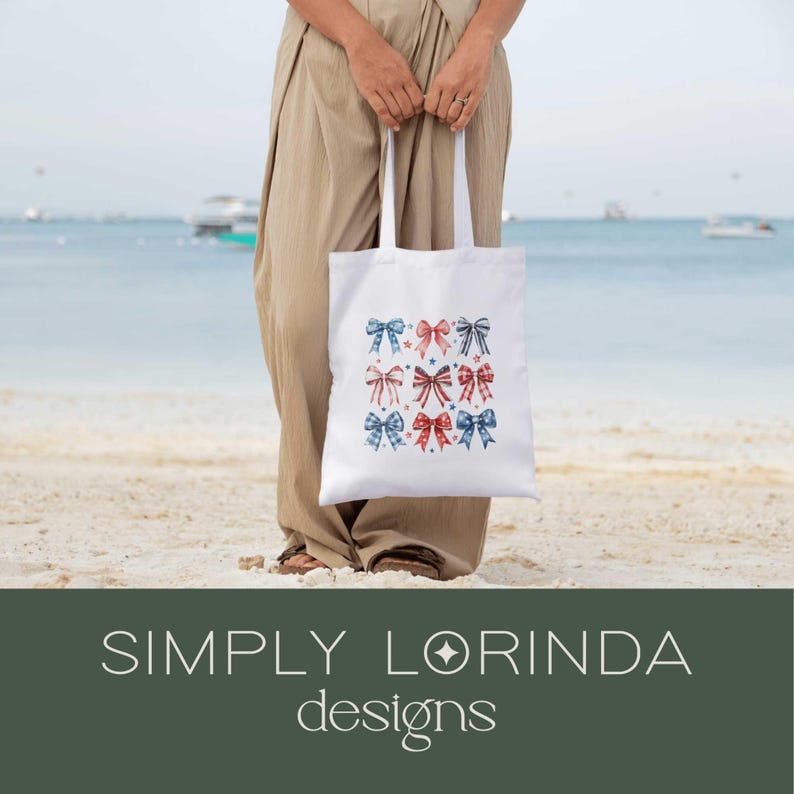 K&ouml;nnte beinhalten: Eine wei&szlig;e Einkaufstasche mit roten, wei&szlig;en und blauen Gingham-Schleifen. Die Tasche tr&auml;gt den Text "SIMPLY LORINDA designs" am Boden.