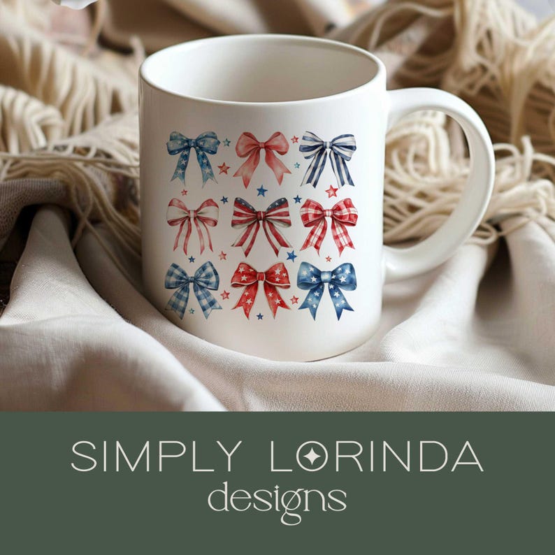 K&ouml;nnte beinhalten: Eine wei&szlig;e Keramiktasse mit einem Design aus roten, wei&szlig;en und blauen Schleifen mit Sternen. Die Tasse hat einen Henkel und steht auf einer wei&szlig;en Stoffoberfl&auml;che. Der Text "SIMPLY LORINDA designs" ist am unteren Rand des Bildes sichtbar.