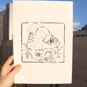 Puede incluir: Ilustración en blanco y negro de una casa con forma de hongo con chimenea, ventanas y puerta. La casa está rodeada de follaje. La imagen se sostiene contra un cielo azul. El estilo es caprichoso.