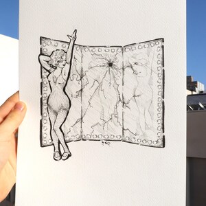 Puede incluir: Ilustración en blanco y negro de una mujer con un vestido de flapper, frente a un biombo de tres paneles. El biombo tiene un borde decorativo y un diseño abstracto. La obra de arte está sostenida por una mano.