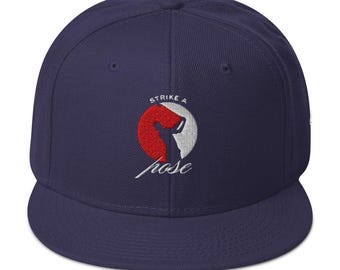 Gorra de golf Snapback Strike a Pose, gorra de golf, golf, golfistas, moda de golf única, regalo de golf, presente de golf, indumentaria de golf, accesorios de golf