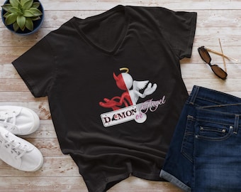 Camiseta de cuello en V Demon & Angel, camiseta gráfica, ropa informal, regalo para ella, top de moda, moda vanguardista, moda rock metal, camiseta negra para mujer