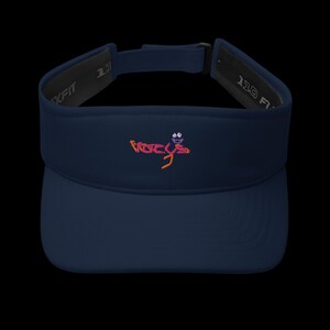 Peut inclure: Visière bleu marine avec le texte brodé "Tracy's" en orange, violet et jaune. La visière a une visière incurvée et une sangle réglable. La bande intérieure est noire.
