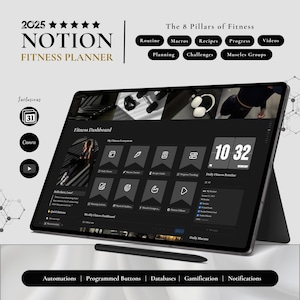 Könnte beinhalten: Ein schwarzer Laptop-Bildschirm zeigt ein Fitness-Dashboard mit dem Text "Fitness Dashboard" und "Daily Fitness Routine". Der Bildschirm zeigt auch eine Uhr, die 10:32 anzeigt. Der Laptop befindet sich auf einer weißen Oberfläche mit einem schwarzen Stift daneben. Der Text "Automations | Programmed Buttons | Databases | Gamification | Notifications" wird unter dem Laptop angezeigt.