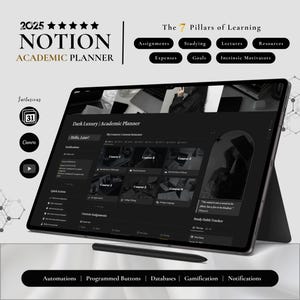 Puede incluir: Una pantalla de computadora portátil gris oscuro que muestra un espacio de trabajo de Notion con el título "Dark Luxury / Academic Planner". El espacio de trabajo está organizado con secciones para notificaciones, acciones rápidas, tareas actuales y un rastreador de hábitos de estudio. La pantalla está rodeada por un bisel negro y un marco plateado. La computadora portátil está sobre una superficie blanca. El texto "2025 NOTION ACADEMIC PLANNER" se muestra en letras doradas en la parte superior de la imagen. El texto "The 7 Pillars of Learning" se muestra en letras negras en la parte superior de la imagen. El texto "Assignments, Studying, Lectures, Resources, Expenses, Goals, Intrinsic Motivators" se muestra en letras blancas en una serie de círculos negros en la parte superior de la imagen.