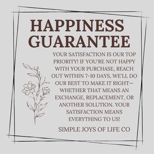 K&ouml;nnte beinhalten: Eine schwarz-wei&szlig;e Grafik mit braunem Text&uuml;berlagerung. Der Text lautet "Happiness Guarantee" und enth&auml;lt eine Nachricht &uuml;ber Kundenzufriedenheit und eine 7-10-t&auml;gige R&uuml;ckgabepolitik. Der Text enth&auml;lt auch den Firmennamen "Simple Joys of Life Co."