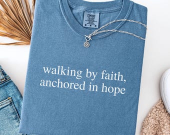 Chemise Comfort Colors® Walking by Faith, t-shirt inspirant, chemise verset de la Bible chrétienne, chemise chrétienne minimale pour femme, t-shirt religieux