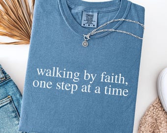 Chemise Comfort Colors® Walking by Faith, t-shirt inspirant, chemise verset de la Bible chrétienne, chemise chrétienne minimale pour femme, cadeau religieux