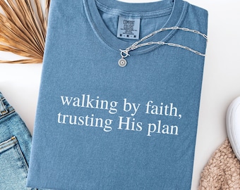 Chemise Comfort Colors® Walking by Faith, t-shirt inspirant, chemise verset de la Bible chrétienne, chemise chrétienne minimale pour femme, cadeau religieux