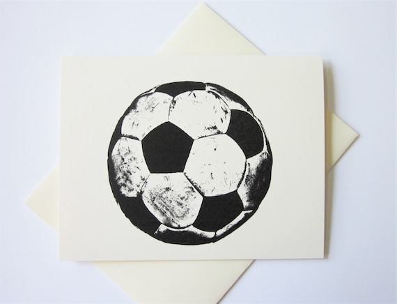 Illustrazione Vettoriale Colorata Disegnata A Mano Con Pallone Da Calcio O Da Calcio In Stile Contorno Inciso | Vettore Premium