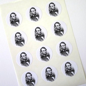 Peut inclure: Feuille de 12 autocollants ronds repr&eacute;sentant une illustration en noir et blanc du portrait d'Abraham Lincoln.