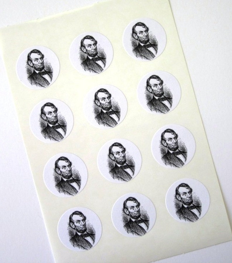 Peut inclure: Feuille de 12 autocollants ronds repr&eacute;sentant une illustration en noir et blanc du portrait d'Abraham Lincoln.