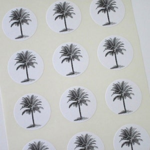 Puede incluir: Hoja de pegatinas blancas con ilustraciones de palmeras negras. Cada pegatina es un c&iacute;rculo con una palmera en el centro.