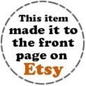 Puede incluir: Una insignia circular en blanco y negro con un borde discontinuo. El texto "This item made it to the front page on Etsy" est&aacute; escrito en negro. La palabra "Etsy" est&aacute; escrita en naranja.